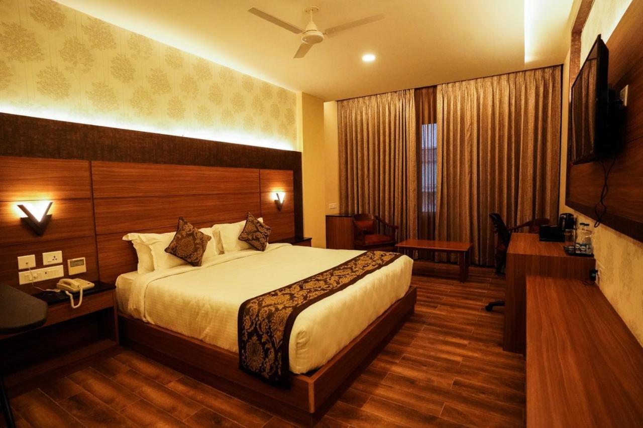 Singapperumalkovil V Five Hotel מראה חיצוני תמונה